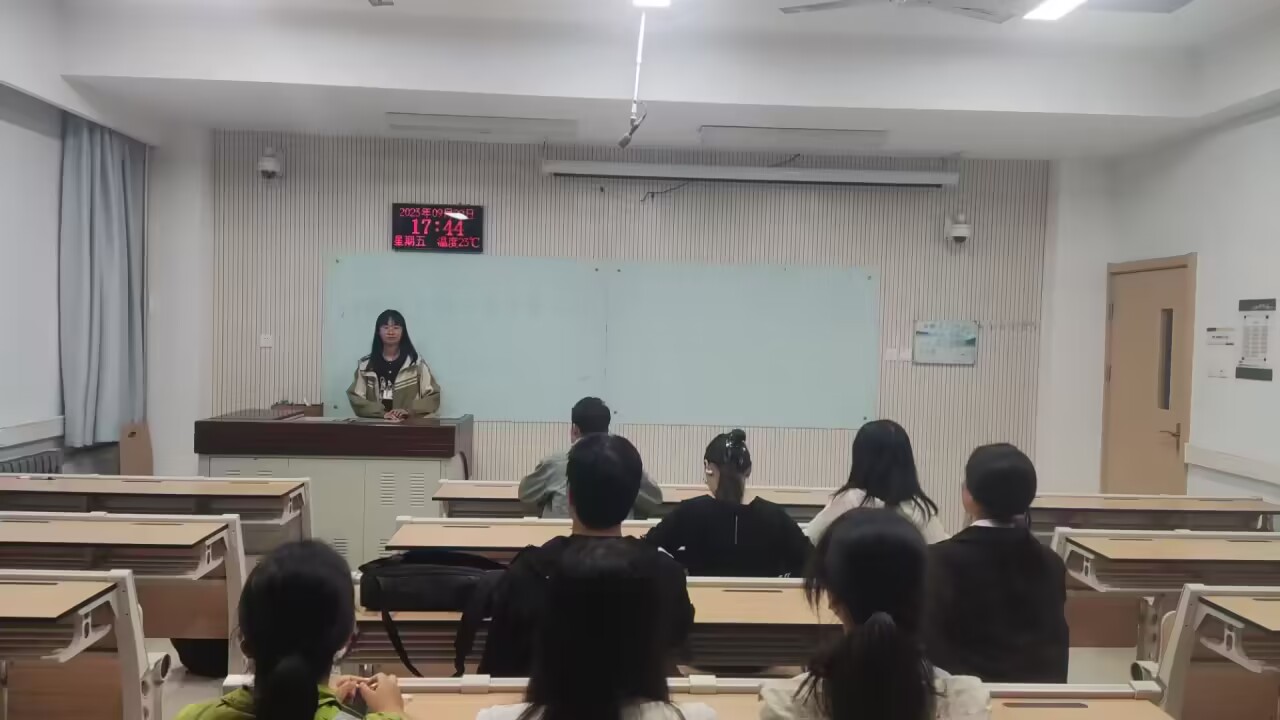 何燕云在例会进行学习方面发言.jpg